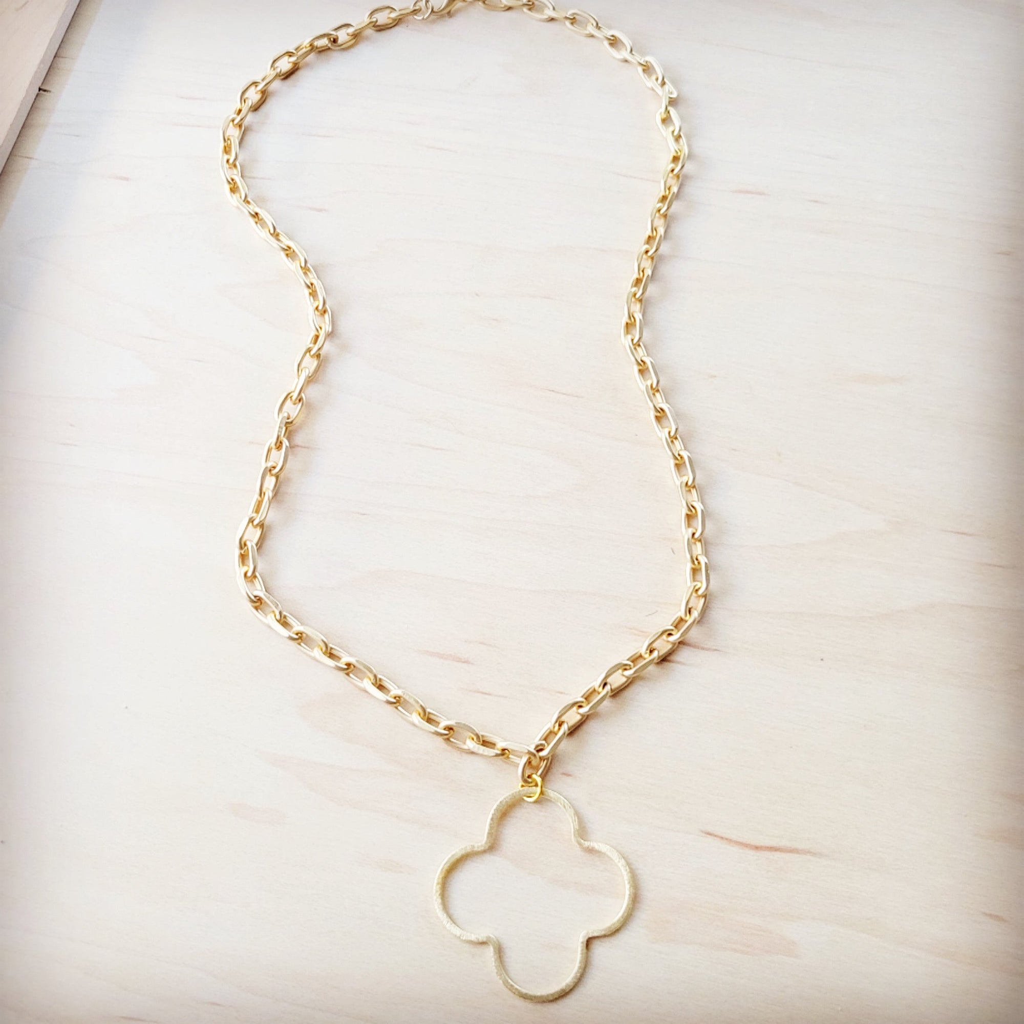 Matte Gold Quatrefoil Pendant Necklace 257lg