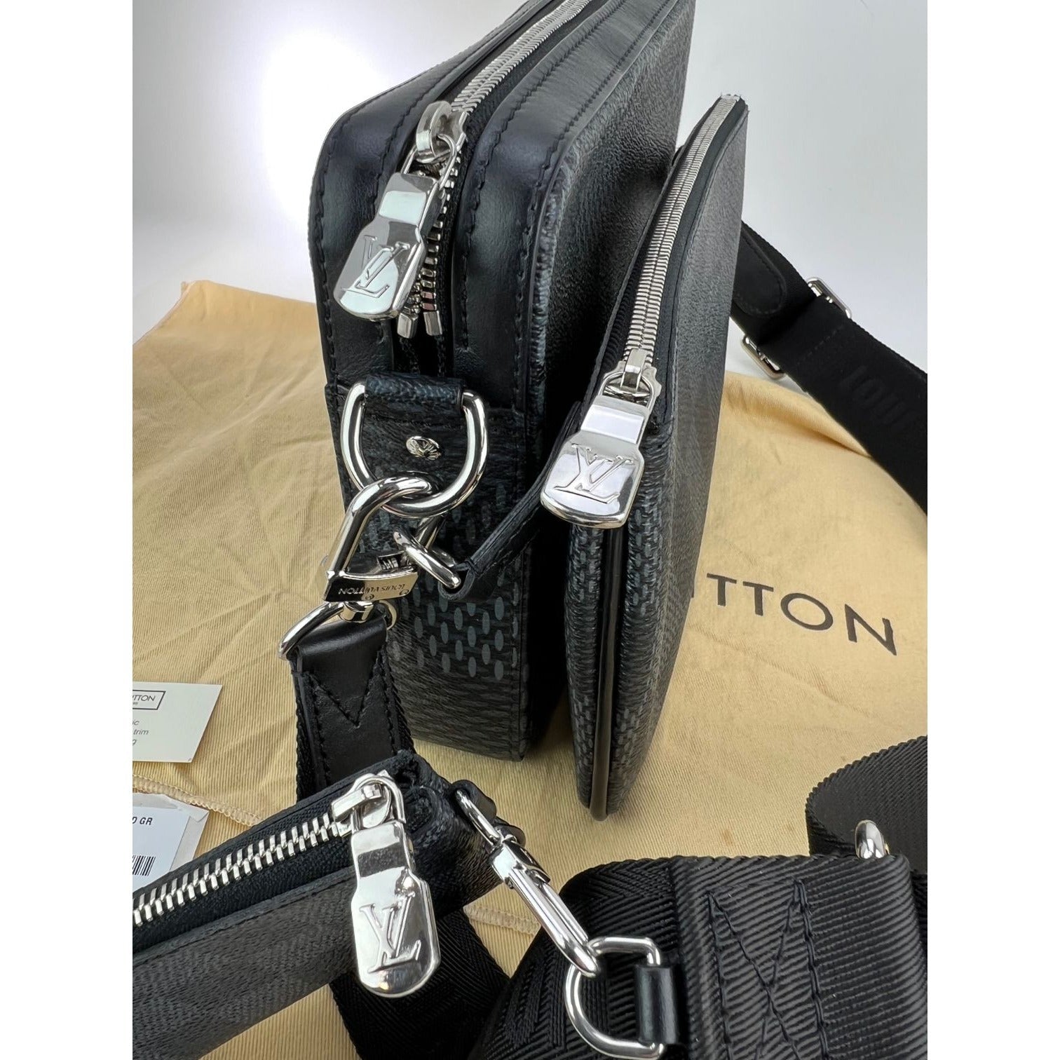 LOUIS VUITTON Trio Messenger Damier Graphite Men&#39;s Bag