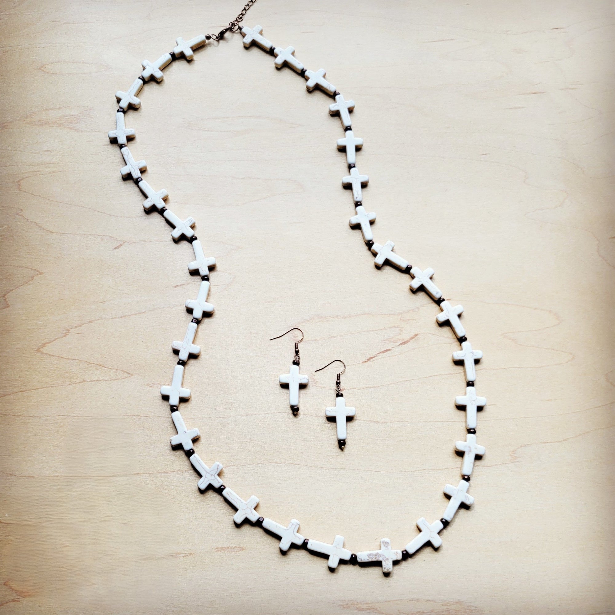 **White Turquoise &amp; Wood Beaded Cross Necklace 258o