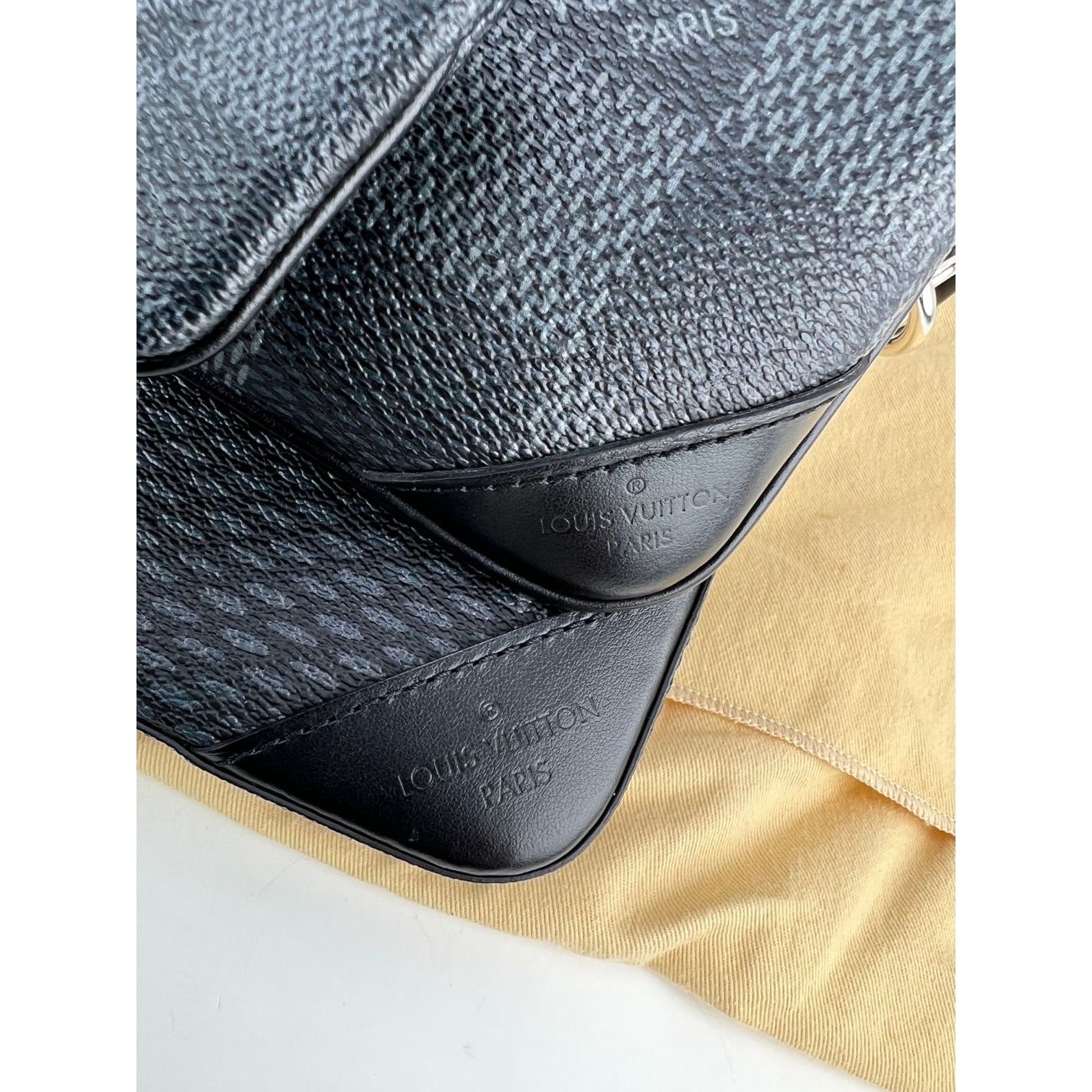LOUIS VUITTON Trio Messenger Damier Graphite Men&#39;s Bag