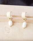 **Matte Gold Cuff Earring w/ Genuine Freshwater Pearl Dangle 200n