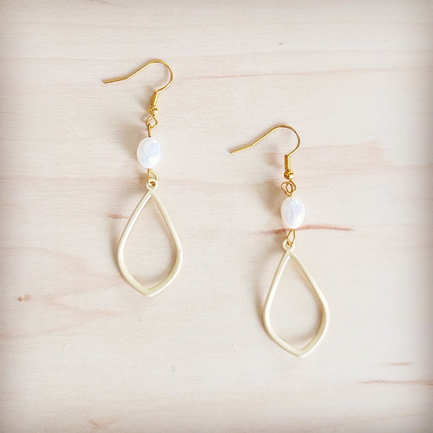 Matte Gold and Freshwater Pearl Earrings Drop 200bt