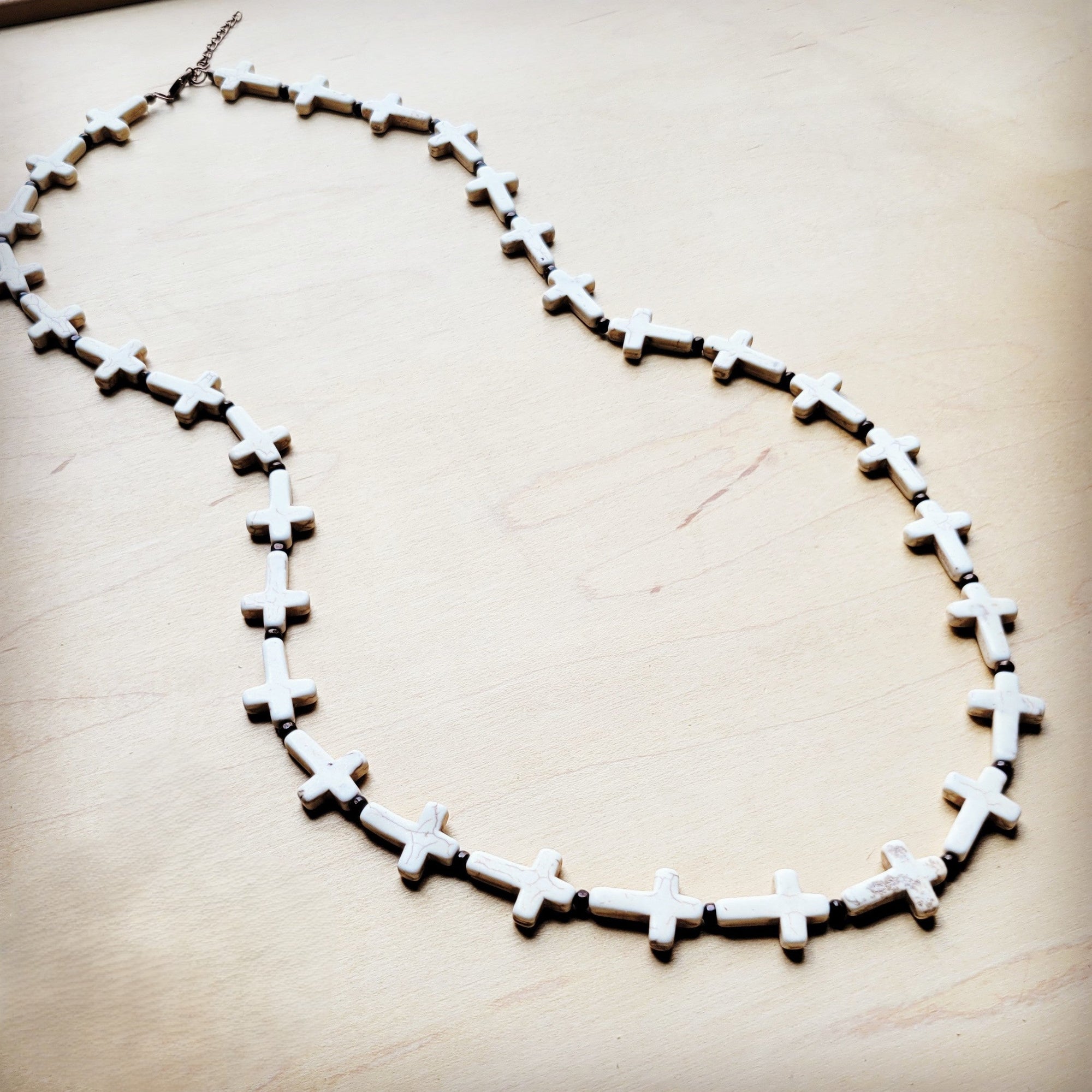 **White Turquoise &amp; Wood Beaded Cross Necklace 258o