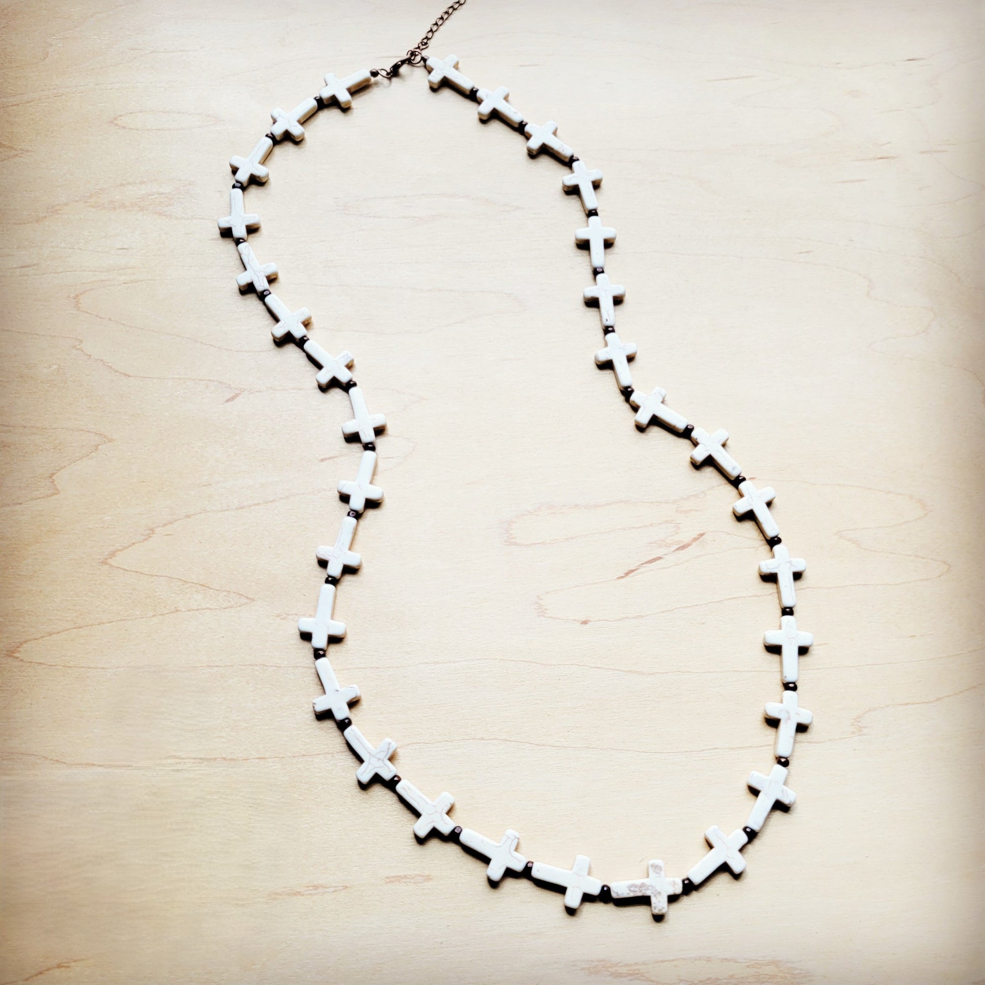 **White Turquoise &amp; Wood Beaded Cross Necklace 258o
