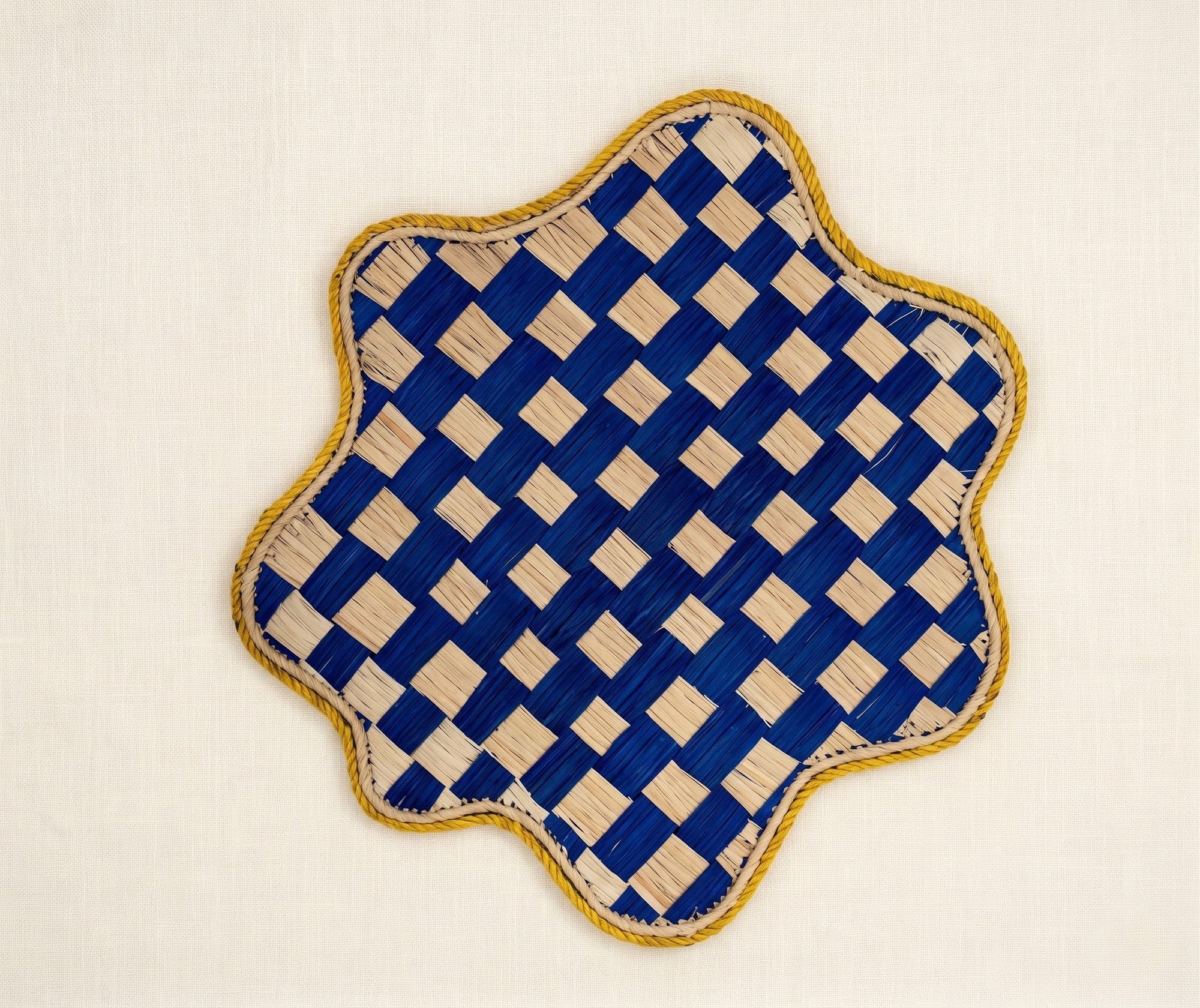 Checkerboard Scalloped Handwoven Iraca Placemat