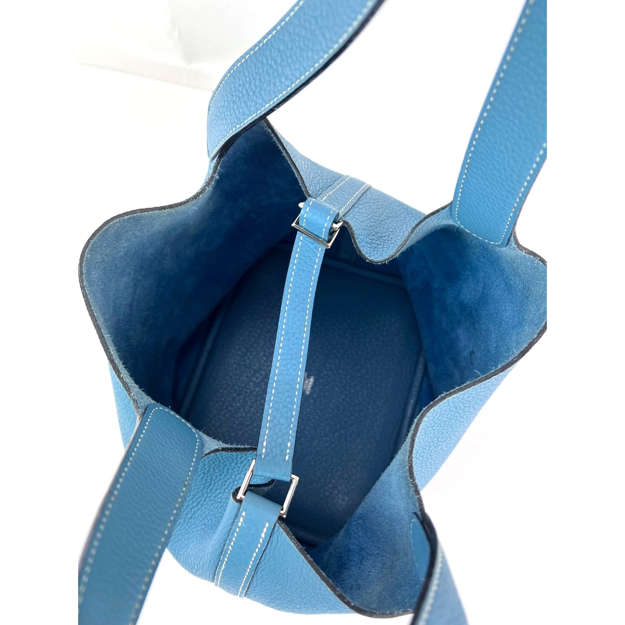HERMÈS Taurillon Clemence Picotin 22 MM Blue Leather Handbag