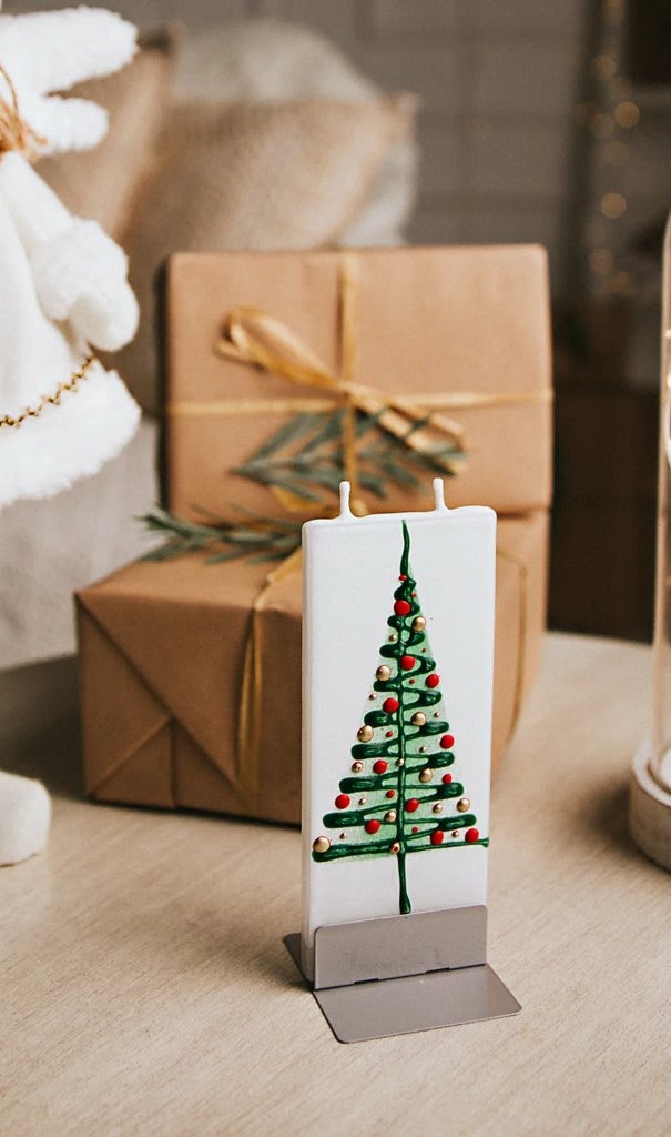 Flatyz Green Christmas Tree with Red &amp; Gold Ornaments Candle
