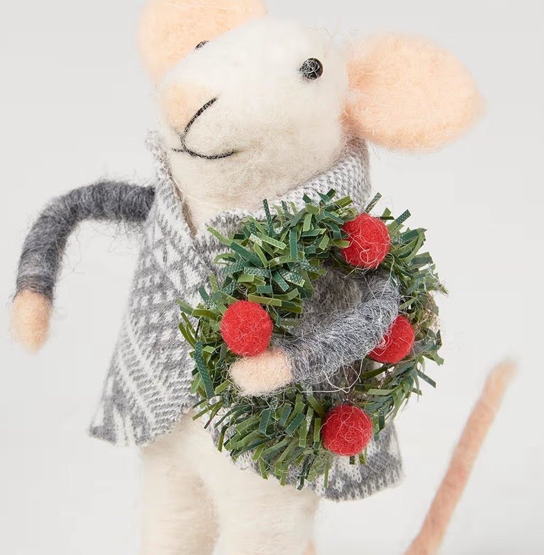 Christmas Mouse Critter with Wreath