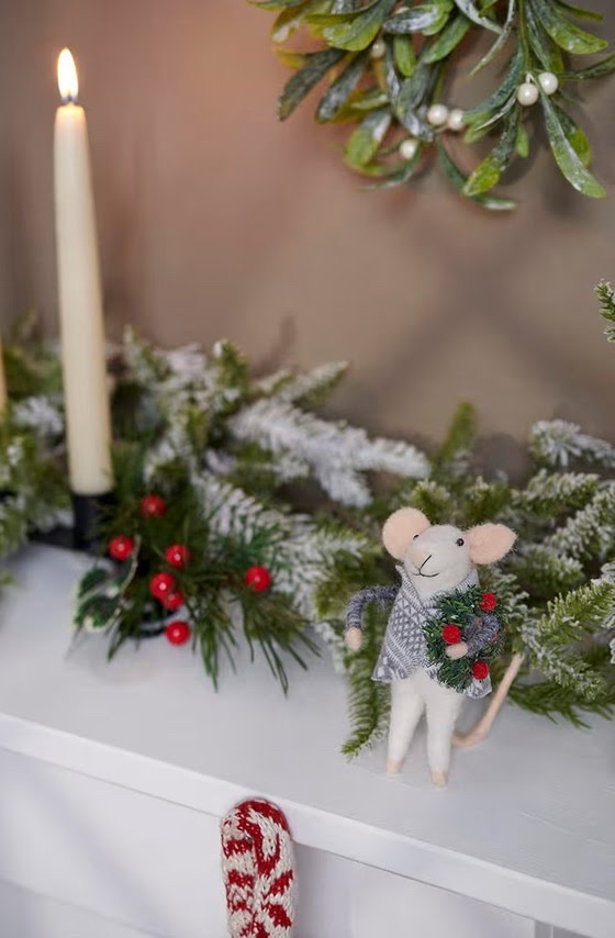 Christmas Mouse Critter with Wreath